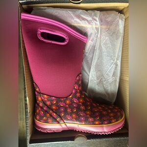 New in Box Bogs girls size 6